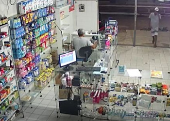 Dono de farmácia reage a assalto e arremessa cadeira em ladrão; veja vídeo